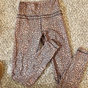Size small leopard leggings like new only worn once. I am 5‘2“ and about 130-140